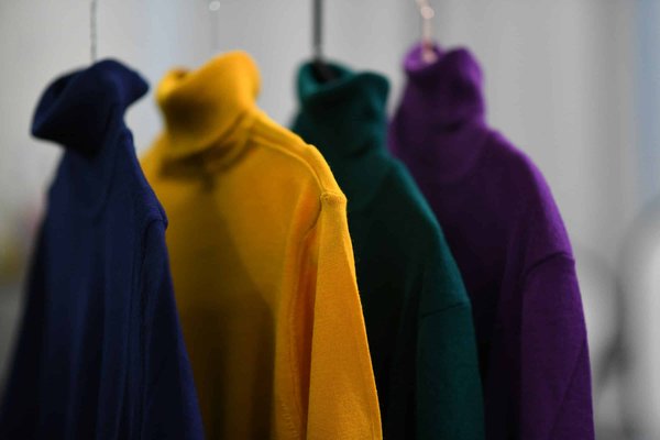 Comment styliser des robes à col roulé pour un look hivernal élégant ?